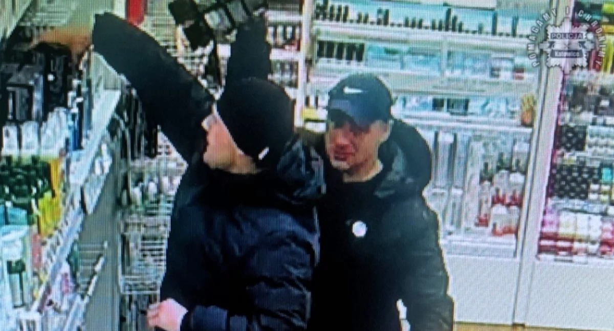 Skradzione perfumy ledwo mieściły im się w rękach. Policja szuka złodziei 