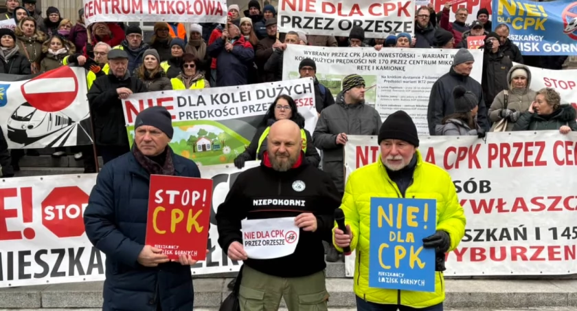 Protest w Katowicach. Samorządowcy i mieszkańcy miejscowości położonych na planowanej trasie torów do CPK nie zgadzają się z planami rządu 
