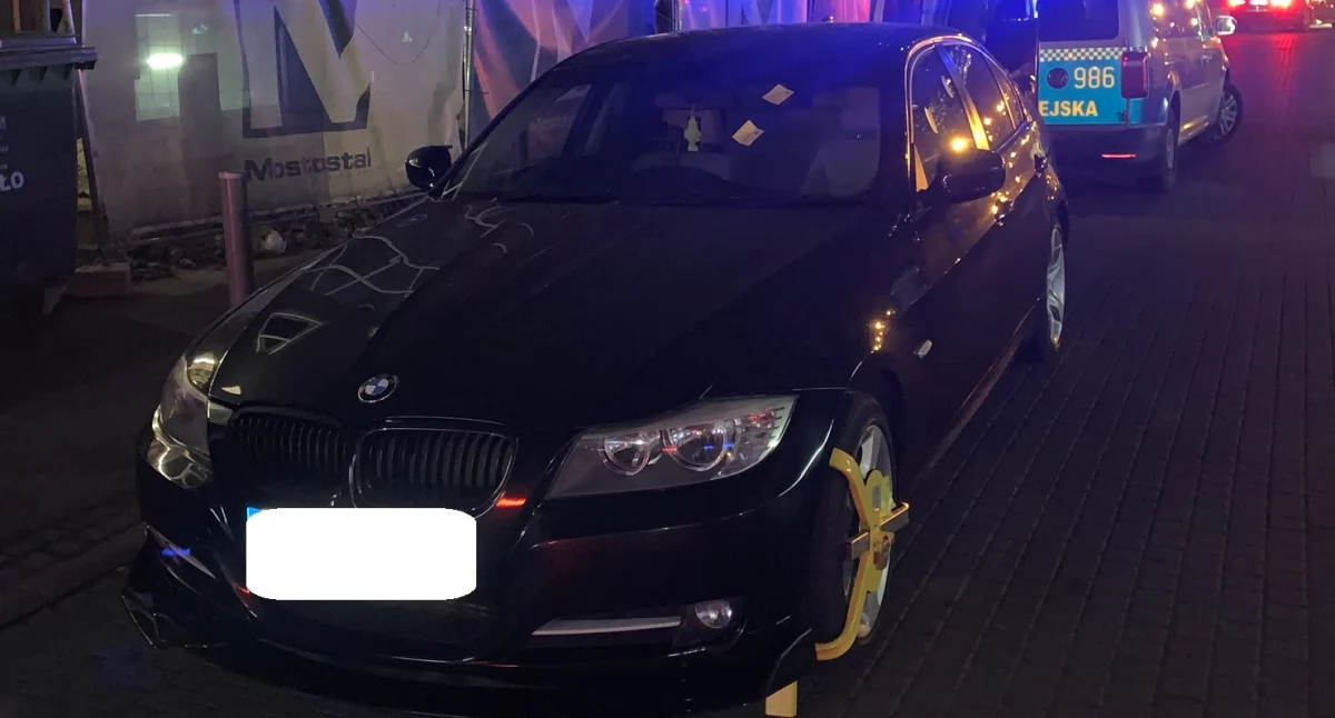Kierowca BMW chciał odjechać z blokadą, bo jej nie widział. Inny zostawił pieniądze dla strażników