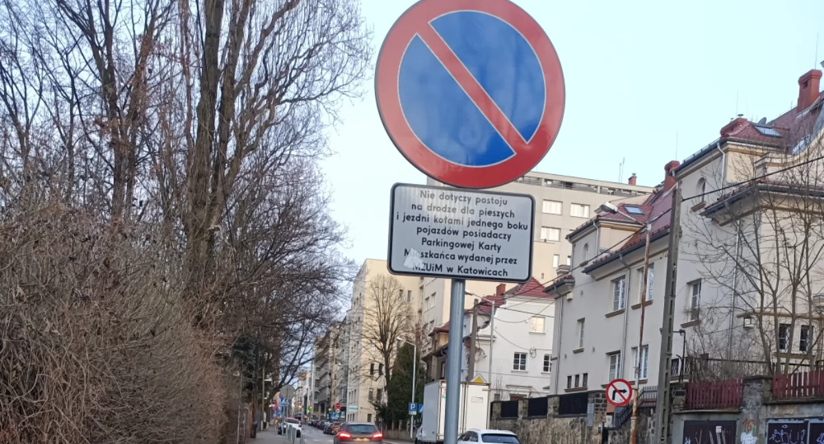 MZUiM nie chce usunąć znaku drogowego z zieleńca, bo twierdzi, że to nie on zrobił ten zieleniec. Tyle że jednak zrobił