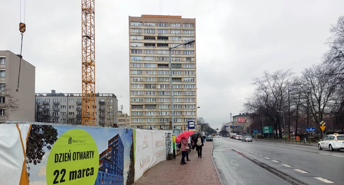 Tajna propozycja dewelopera dla mieszkańców sąsiedniego budynku. W zamian za zgodę na budowę mieszkań, pomaluje blok i posadzi zieleń
