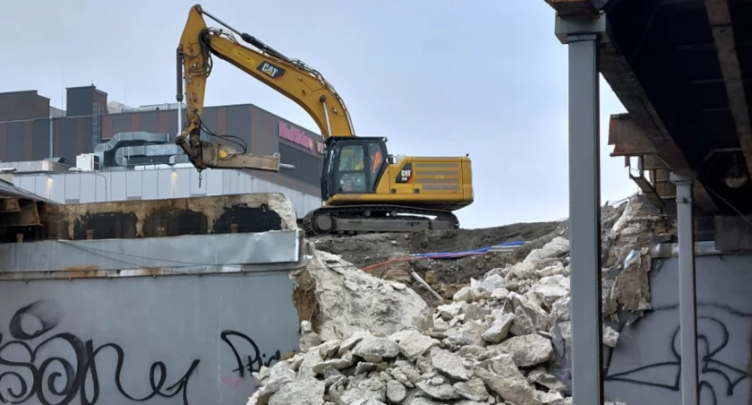 Poruszenie na wiadukcie nad ul. Mikołowską. W końcu zaczęły się intensywne prace rozbiórkowe [WIDEO]