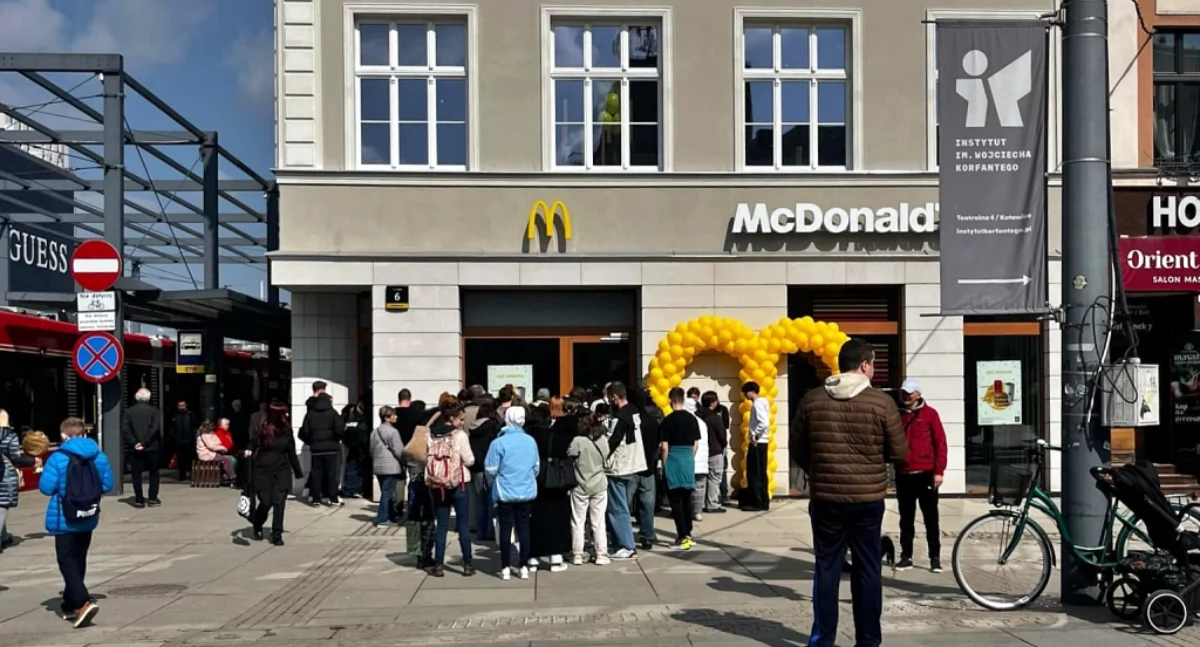 Nowy McDonalds w Katowicach otwarty. Na Rynku ustawia się kolejka do wejścia