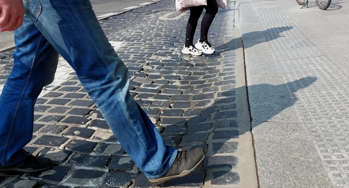Koleiny i dziury na przystankach w centrum Katowic. Miasto po raz kolejny naprawia tę samą nawierzchnię