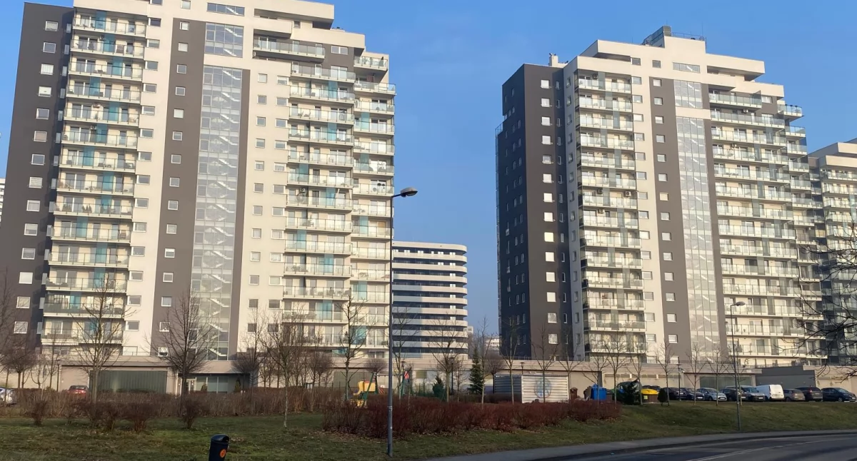 Mąż, który próbował zabić żonę na os. Tysiąclecia, usłyszał zarzuty i trafił do aresztu