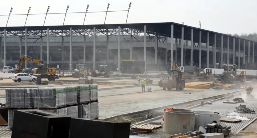Plac budowy przed stadionem miejskim w Katowicach. Nie będzie łatwo dotrzeć na otwarcie Areny Katowice
