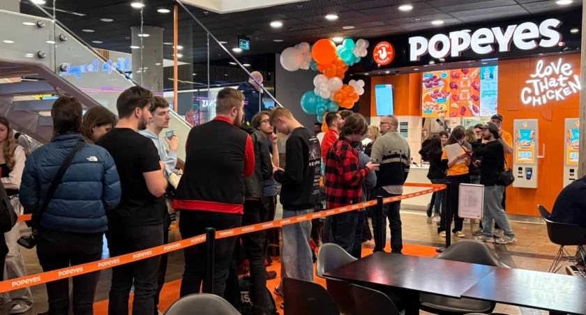 Restauracja Popeyes w Katowicach otwarta. Niektórzy stali w kolejce już od wczoraj