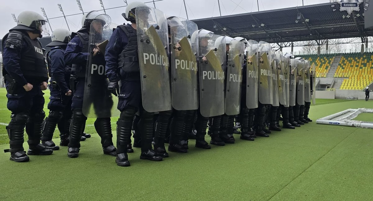 Policjanci chcą być gotowi na atak kiboli. Ćwiczyli na nowym stadionie w Katowicach