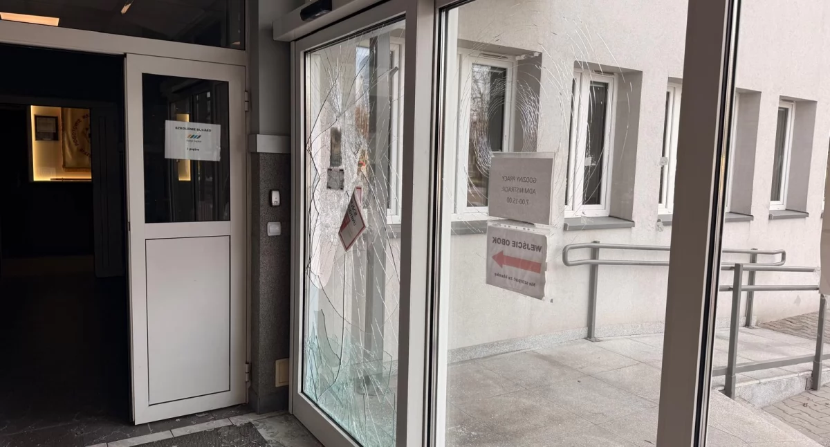 Metalową rurką zaatakował stację pogotowia w Katowicach. Policja zatrzymała agresywnego mężczyznę