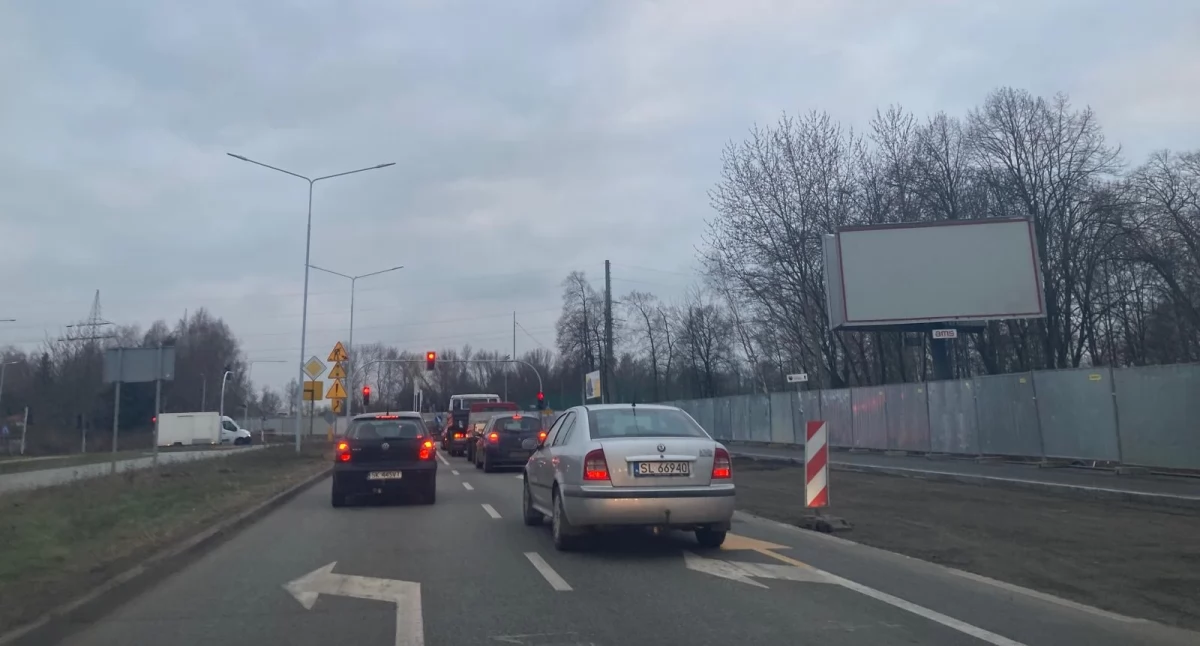 Duże utrudnienia w ruchu w związku z meczem GKS Katowice-Górnik Zabrze. Miasto zachęca do parkowania na parkingach centrów handlowych