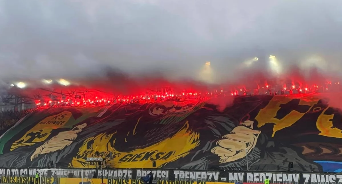 Podczas meczu otwarcia nowego stadionu pseudokibice mogli doprowadzić do tragedii. Policja już zabezpieczyła monitoring