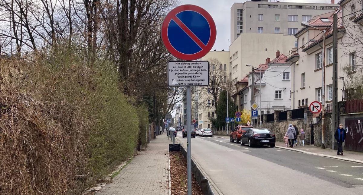 MZUiM przyznaje, że okłamał mieszkańca w sprawie zieleńca w centrum miasta, ale znaku i tak na razie nie usunie