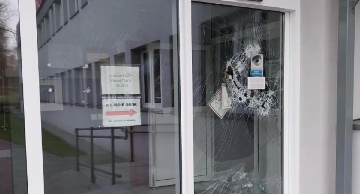 Mężczyzna, który zaatakował metalowym prętem siedzibę pogotowia, usłyszał zarzuty