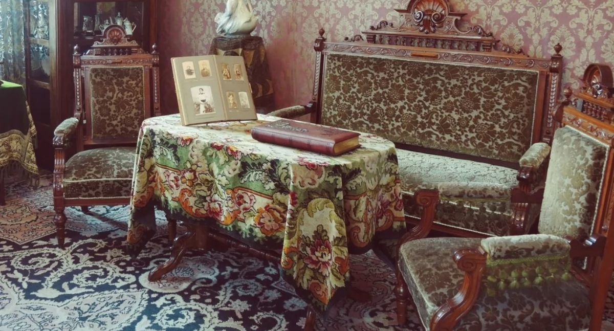 Kobieta chciała ukraść z muzeum stuletnie torebki. Teraz stanie przed sądem