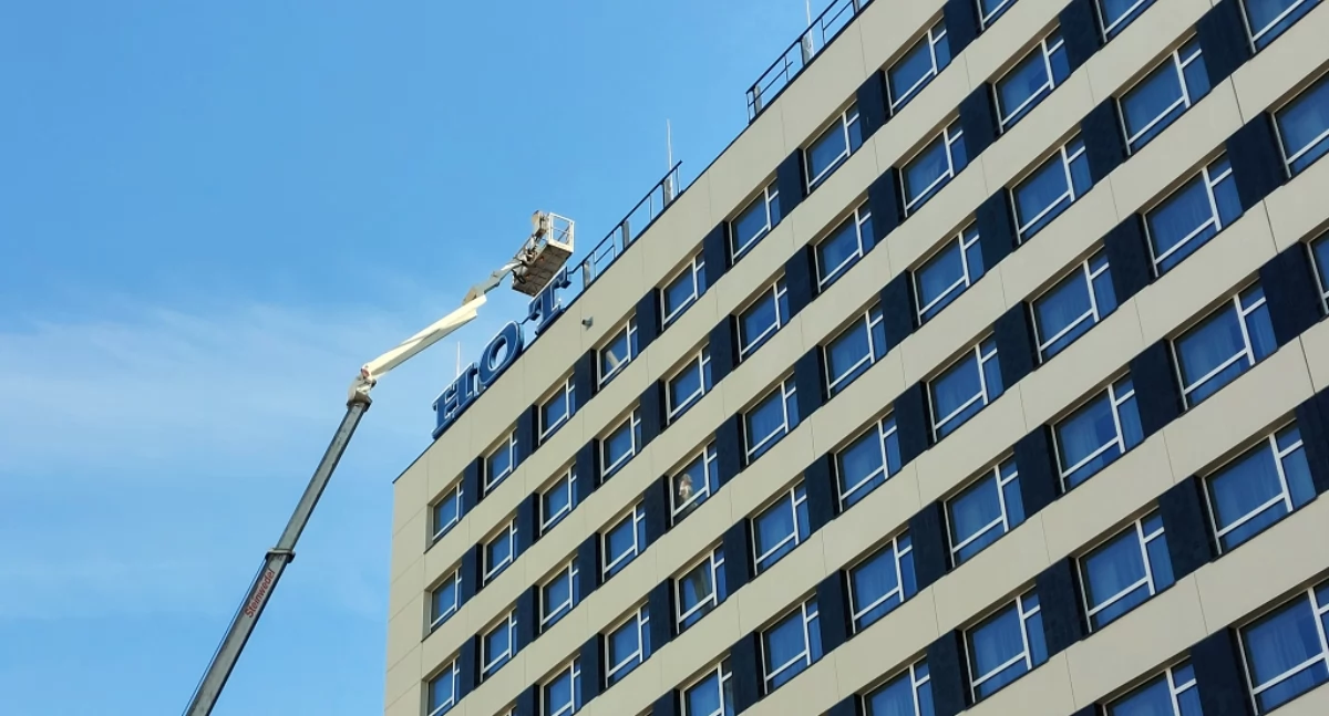 Na Hotel Katowice wraca neon. Otwarcie coraz bliżej