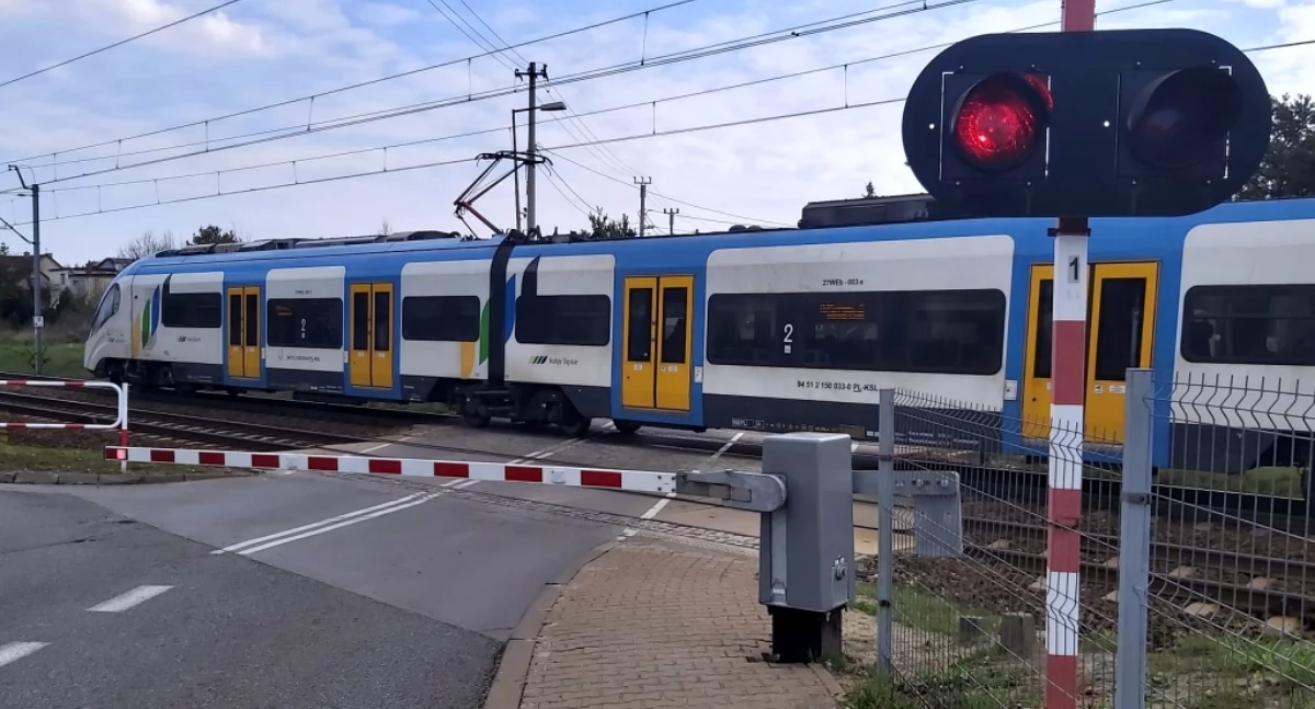 Kierowca autobusu wjechał na przejazd kolejowy, gdy opadała rogatka. Prokuratura wszczęła śledztwo