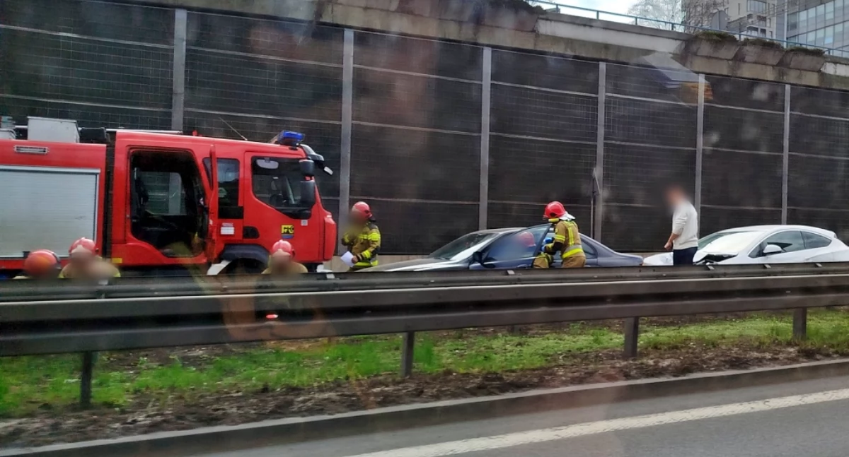Wypadek w Katowicach. Tunel został zamknięty i tworzą się długie korki 