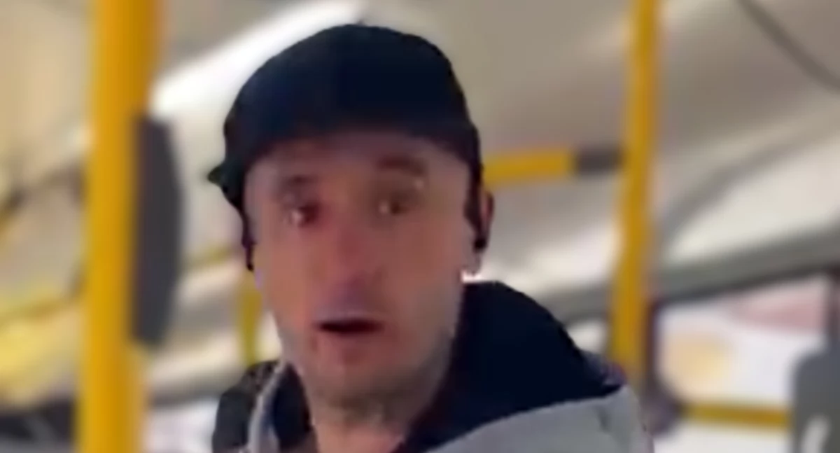 Wyzywał i groził w autobusie. Pasażerka zgłosiła sprawę na policję
