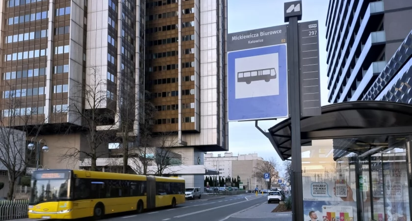Zmiana trasy autobusu. Jedna linia zatrzyma się na nowym przystanku przy biurowcach w centrum Katowic