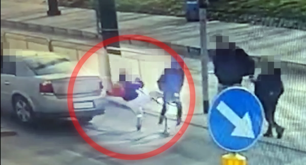Chłopiec z hulajnogą wszedł na pasy i został potrącony. Było blisko tragedii [WIDEO]