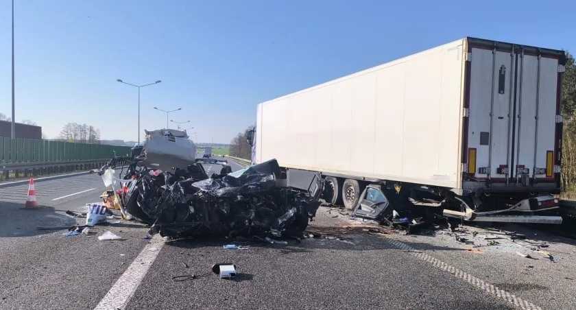 Zderzenie ciężarówki z osobówką na A4. Dwie osoby trafiły do szpitala