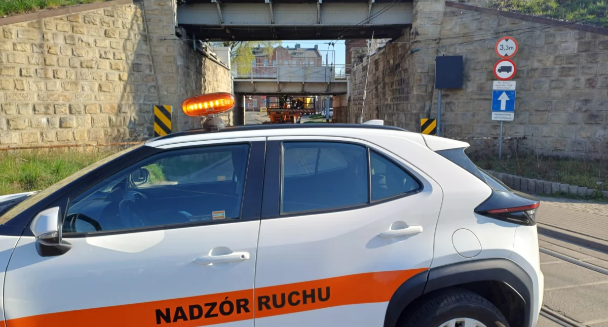 Ciężarówki zerwały sieć trakcyjną w Sosnowcu i Chorzowie. Naprawa może potrwać 