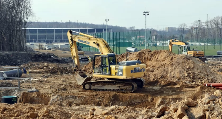 Nowe drogi wokół stadionu miejskiego powinny być gotowe za miesiąc. Na razie się na to nie zanosi