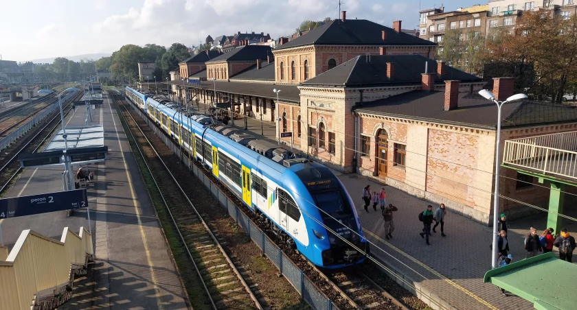 Koniec większej zniżki na bilety w aplikacji Kolei Śląskich, ale przewoźnik ma promocję na święta