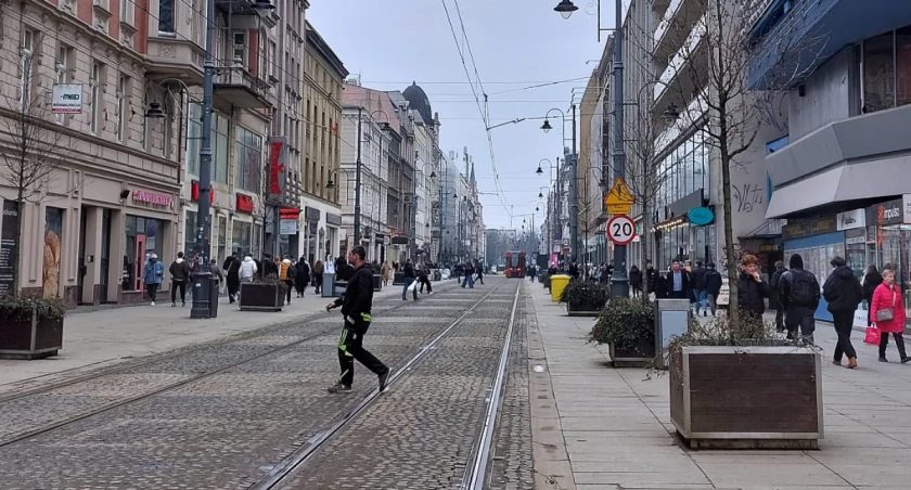 Pijany kierowca na ul. 3 Maja. Zataczał się po wyjściu z samochodu 