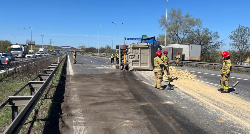 Kolizja na DK86 i przewrócona ciężarówka na A4. Długi korek na autostradzie w Katowicach
