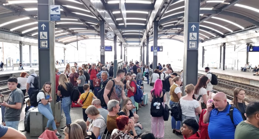 Duże opóźnienia pociągów w Katowicach. Powodem awaria sieci trakcyjnej