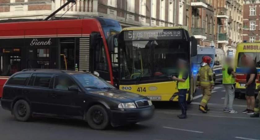 Tramwaj zderzył się z autobusem w centrum Katowic. Jedna osoba trafiła do szpitala