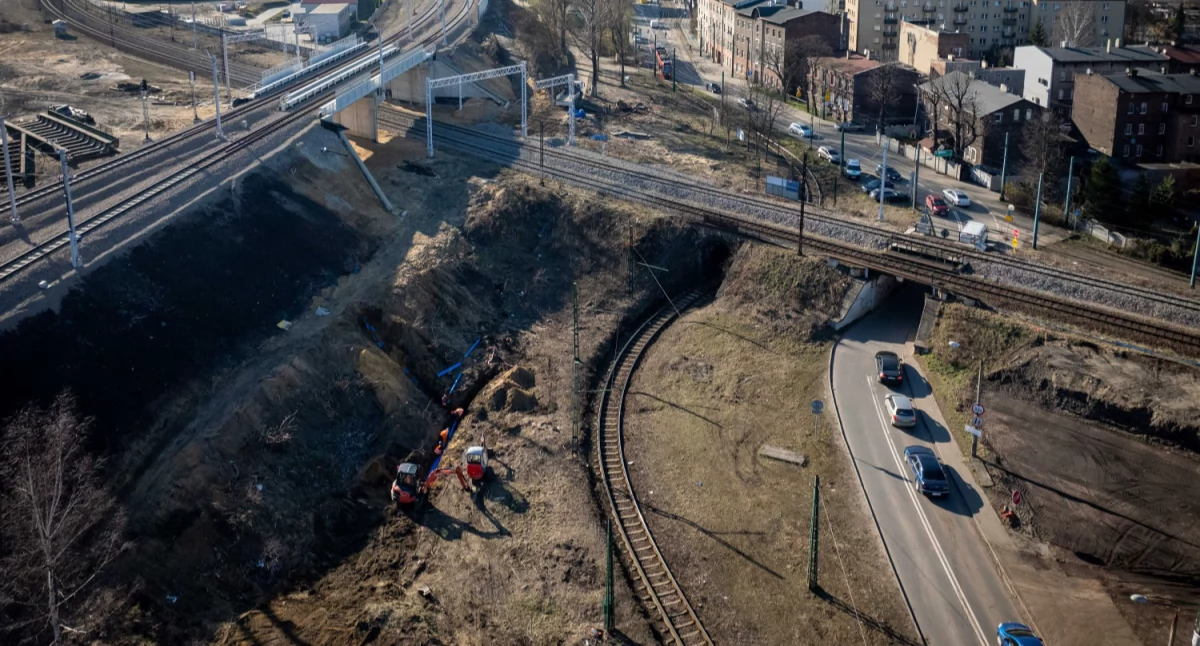 Kolej zamyka przejazd pod kolejnym wiaduktem