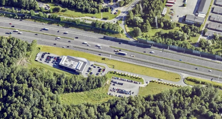 Duży dealer samochodowy kupił działkę przy autostradzie A4. Zapłaci za nią sporą sumę