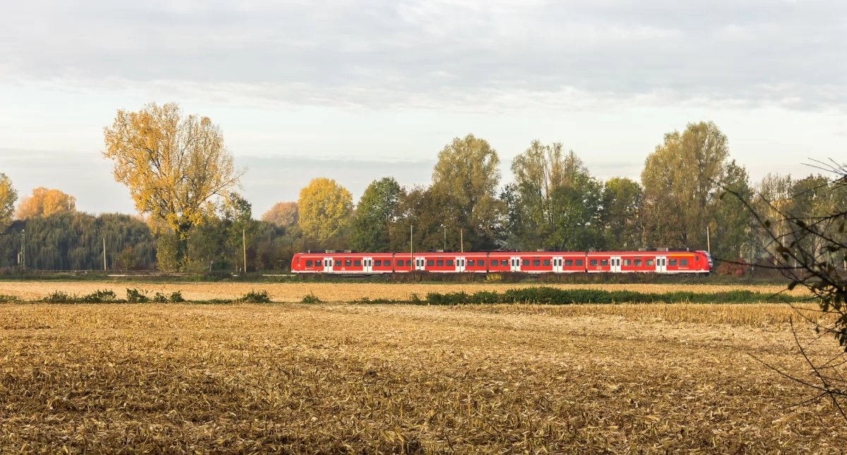 Pociągi z długim postojem w trasie – czemu stoisz 20 minut pośrodku niczego?