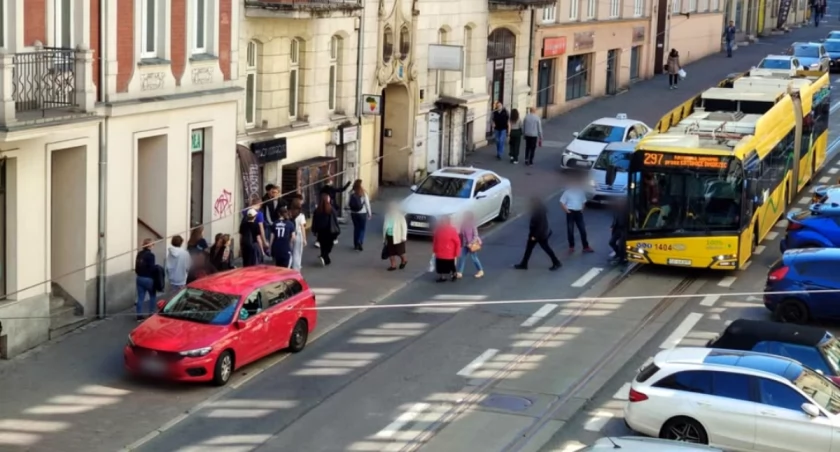 Stłuczka w centrum Katowic. Autobus komunikacji miejskiej zderzył się z osobówką