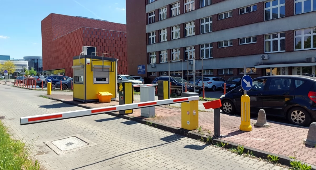 Parkingi przy Uniwersytecie Śląskim tylko dla studentów i pracowników. Uczelnia wdraża nowy system parkingowy