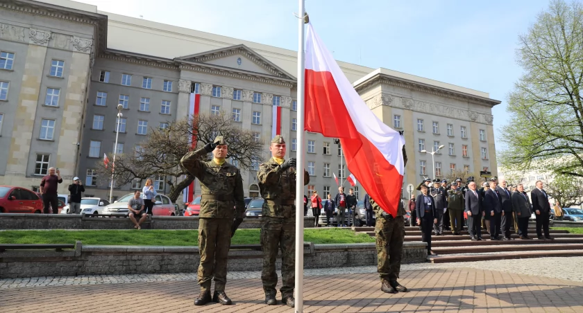 Bieg, defilada i apel. Wydarzenia na Dzień Flagi i święto Konstytucji 3 Maja