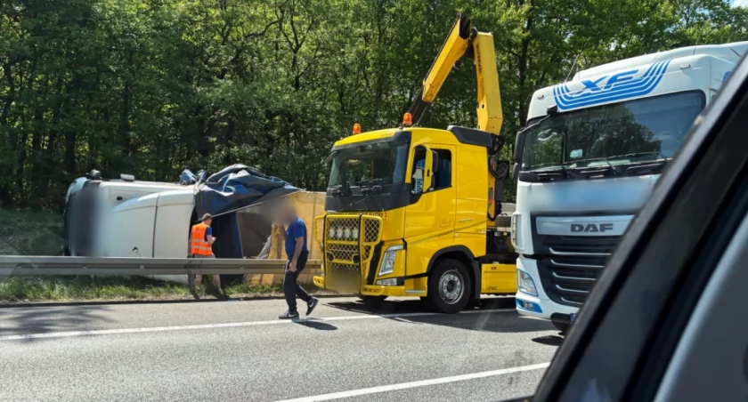 Ciężarówka przewróciła się na autostradzie A4. Korek ma kilka kilometrów