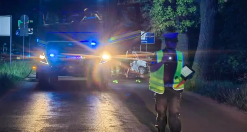 Samochód uderzył w drzewo i stanął w ogniu. W środku spłonął człowiek
