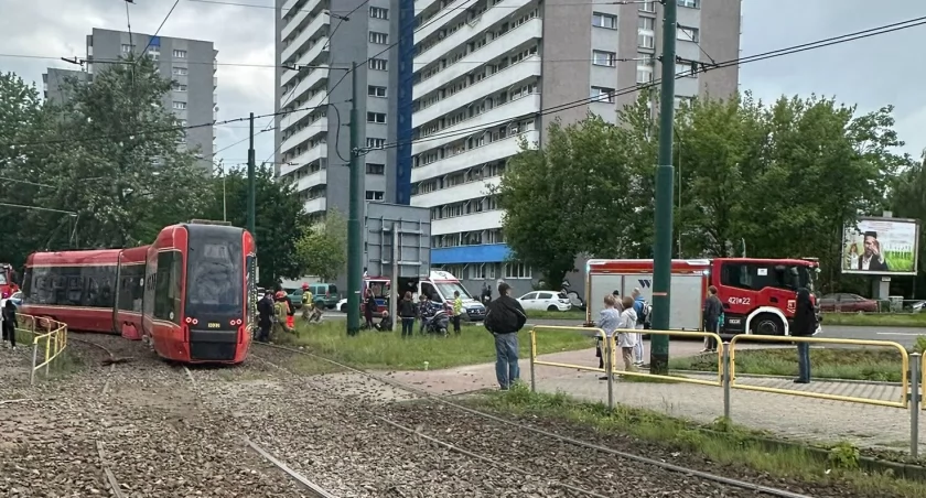 Poważny wypadek tramwaju w Katowicach. Trzy osoby trafiły do szpitala