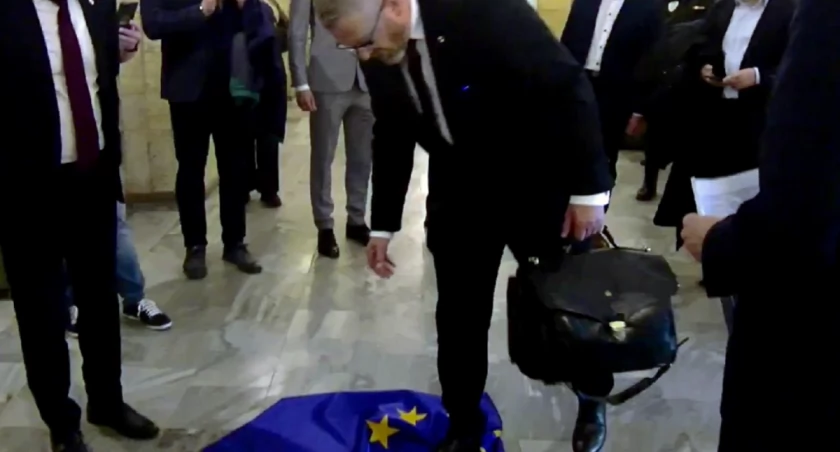 Grzegorz Braun wszedł do Ministerstwa Przemysłu, zerwał flagę Unii Europejskiej i ją podeptał