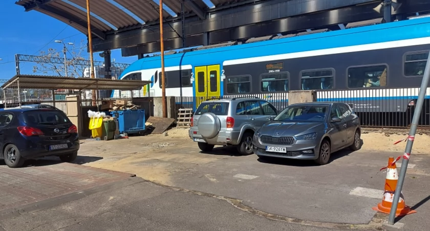 Dziki parking i walające się śmieci. To dla wielu osób pierwszy widok w Katowicach