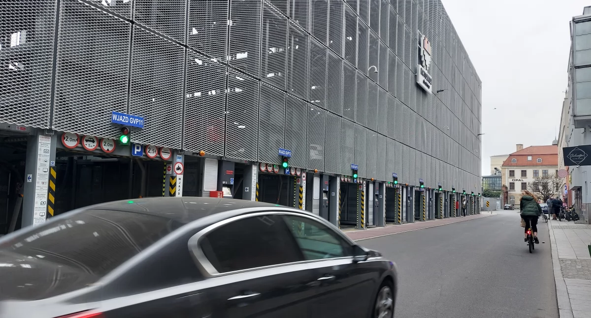 Maszyny parkingowe nadal stoją puste. W ciągu kilku tygodni miasto ma uruchomić program najmu dla firm