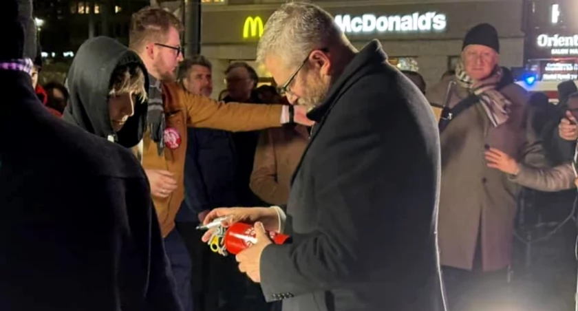Grzegorz Braun wyniósł flagę UE z Ministerstwa Przemysłu. Katowicka komenda złożyła wniosek ws. uchylenia immunitetu