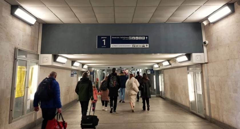 Awaria pociągu na linii kolejowej do Krakowa. Są duże opóźnienia
