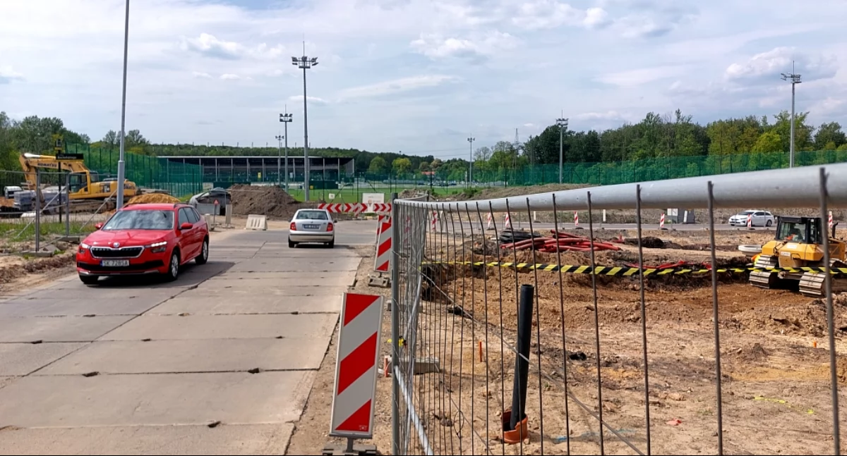Dojazd do stadionu powinien być gotowy w tym tygodniu. Tymczasem końca inwestycji nie widać