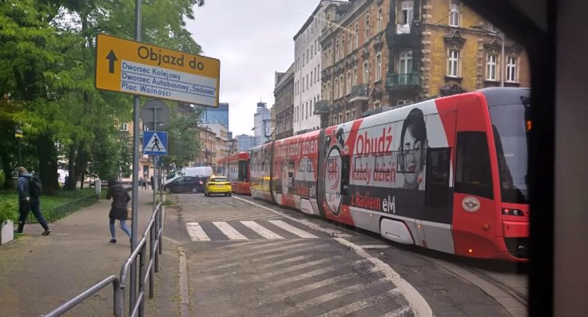 Tramwaje w centrum Katowic stanęły. Powodem źle zaparkowany samochód 