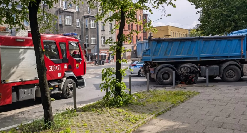 Wypadek w Zawodziu. Jedna osoba trafiła do szpitala