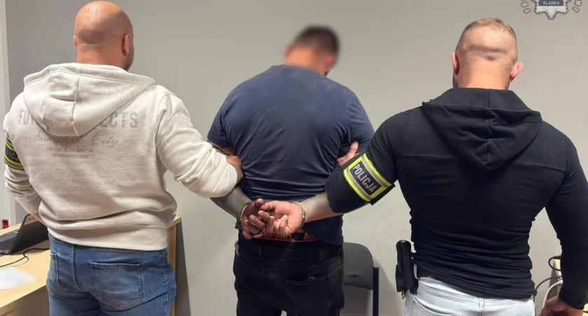 Wezwał policję, a potem wskoczył na maskę radiowozu, żeby zrobić sobie zdjęcie. Odpowie za uszkodzenie samochodu